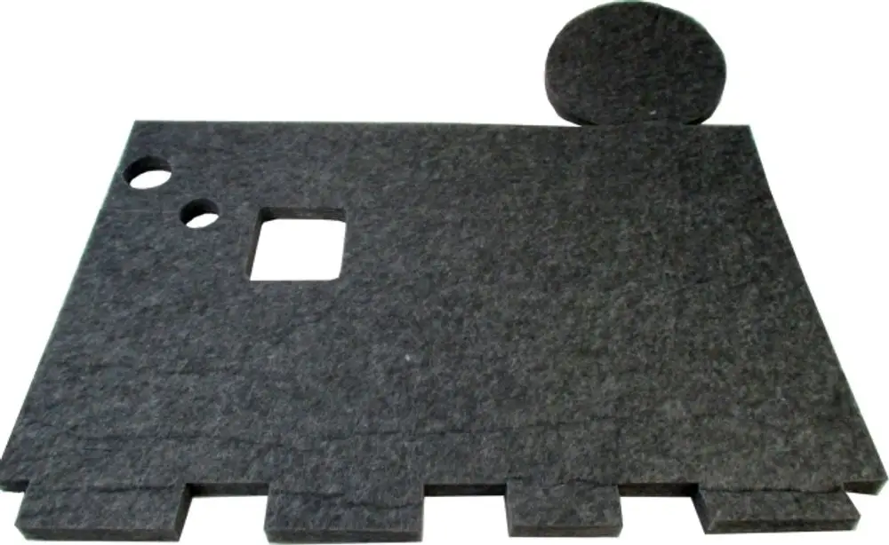 Dämmplatte aus schwarzem Material mit zwei runden und einem quadratischen Ausschnitt, verwendet für die Dämmung von Scroll-Verdichtern von Wolf.